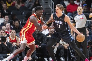 Clint Capela défend sur Moritz Wagner pour une victoire aisée des Hawks. KEYSTONE/AP/Hakim Wright Sr.